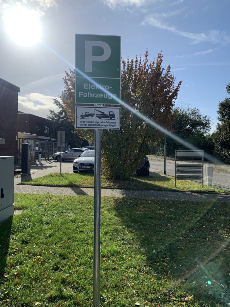 Schild Elektrofahrzeuge Tünkers Ratingen