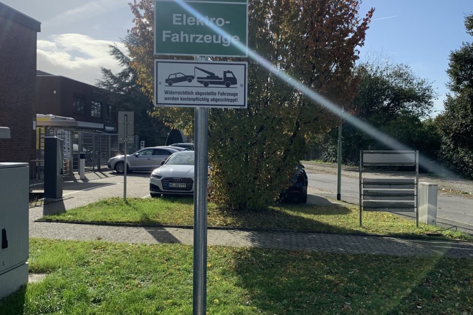 Schild Elektrofahrzeuge Tünkers Ratingen