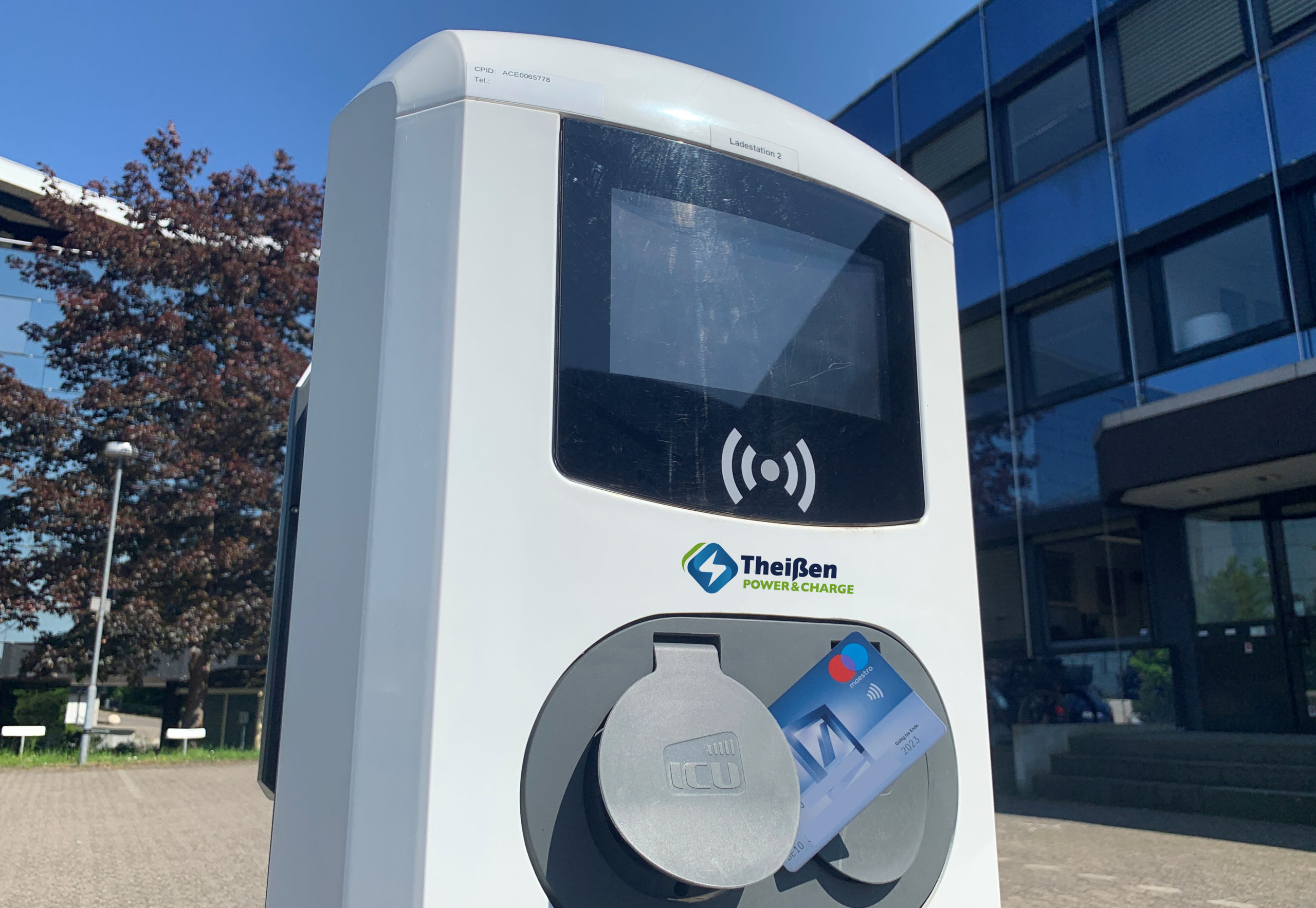 Mitarbeiterfahrzeuge laden und Ladestrom einfach abrechnen