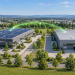 Zwei Gewerbehallen, eine mit Photovoltaikanlage und eine ohne; grüne Lichtpfeile symbolisieren den bilanziellen Stromausgleich zwischen den Standorten.